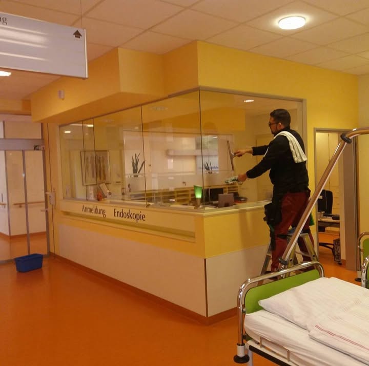 Reinigung einer Glasfront im Eingangsbereich einer Klinik