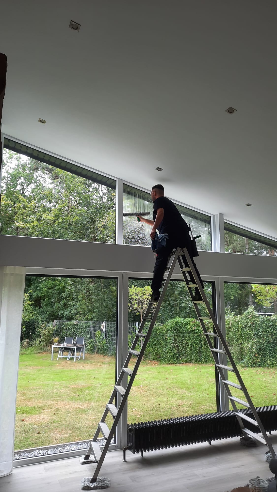 Reinigung hoher Fensterfronten im Wintergarten