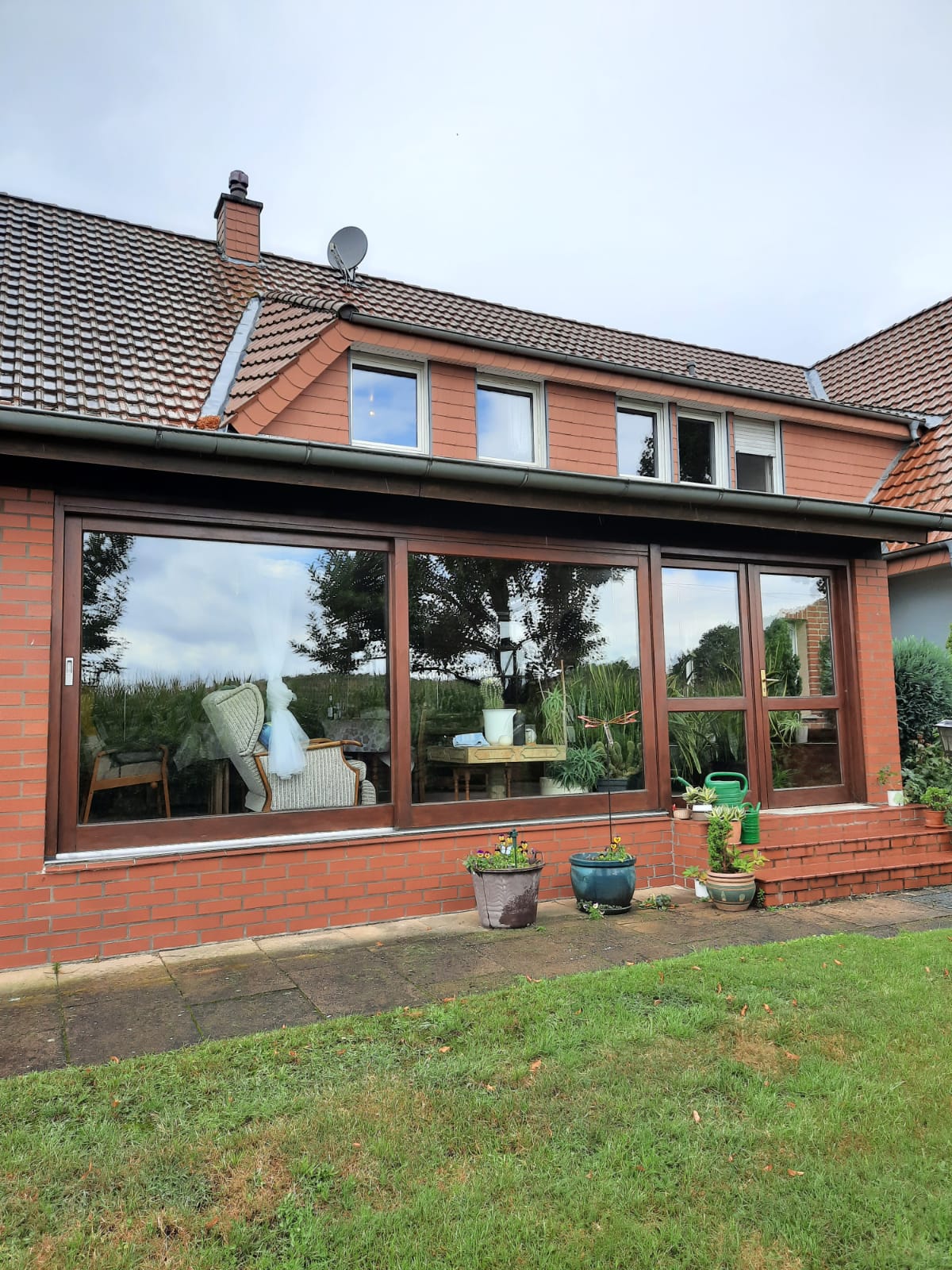Blitzsaubere Fensterfront nach der Reinigung