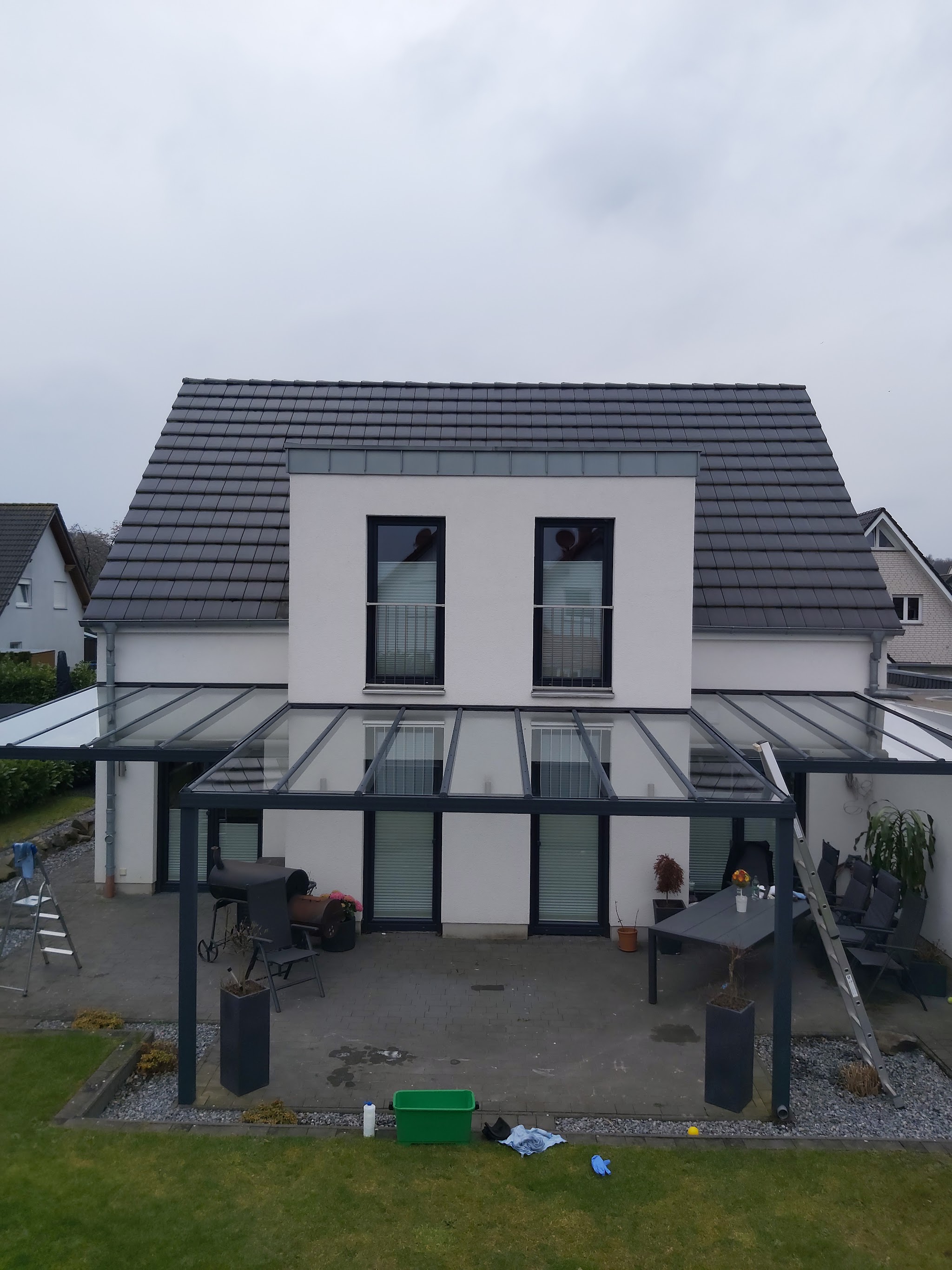 Gereinigter Wintergarten von außen, Werkzeug auf der Terrasse